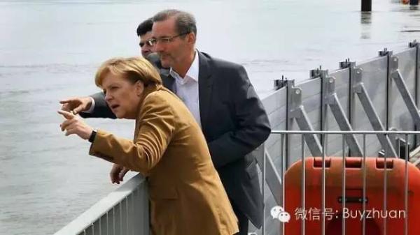 默克尔视察。