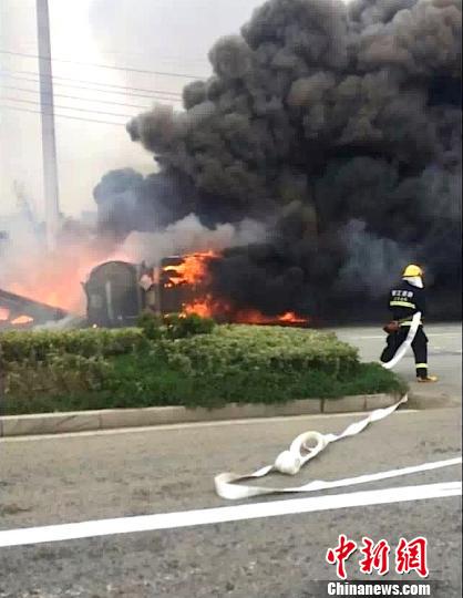 【图】江苏镇江新区一辆槽罐车侧翻爆燃 事故