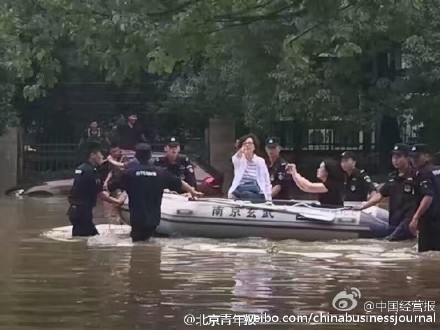 南京回应玄武区副区长摆拍:同行者在拍水情