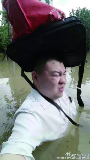 周知愚蹚水去上班 收集图像