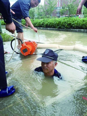 许凤华下水捞井盖 城管供图