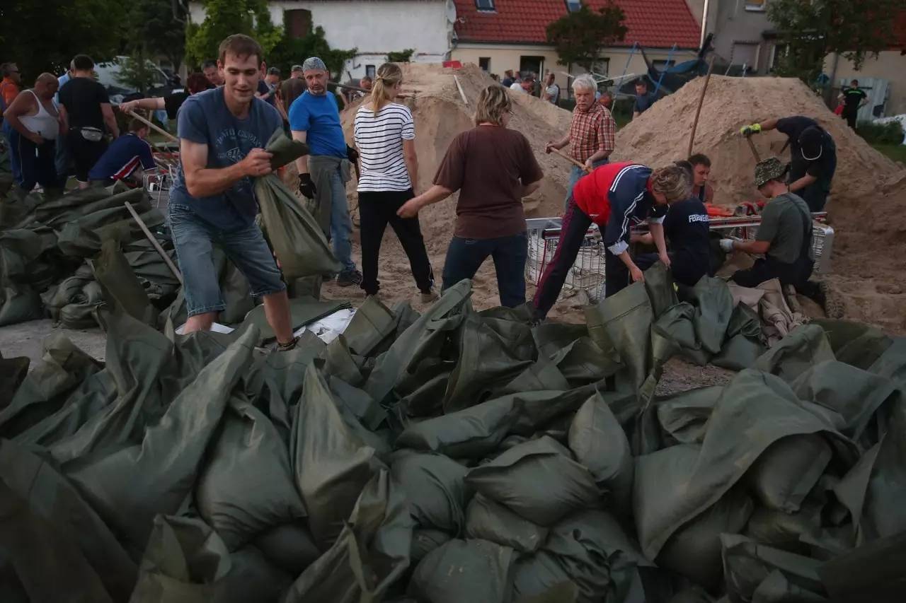 2013年德国遭遇洪水，群众用沙袋防洪。（图片来源：cfp）