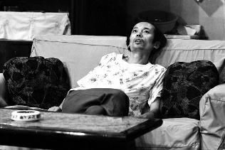 最近,葛优啥也没干就突然成了网红,他在《我爱我家》中饰演的二混子纪春生被制作成各种表情包在网络流传,其中最有名的一张半躺在沙发上的照片更创作成了有名的“葛优躺”。但医生却善意地提醒大家注意,“葛优躺”很伤身。