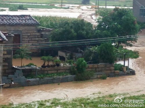 福建莆田受台风影响遭特大暴雨袭击:车被淹没