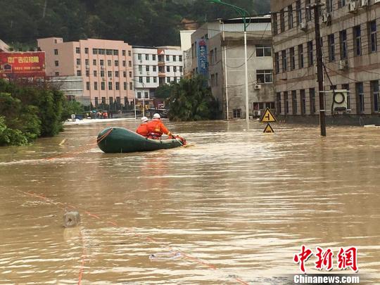 图为重灾区福州市闽清县县城救援现场。 福建消防 摄