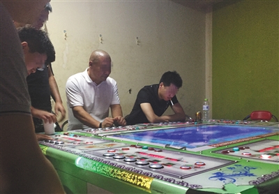 回龙观西大街一电玩城暗室内,几名玩家坐在赌博机前押分,这里的输赢远高于捕鱼机。