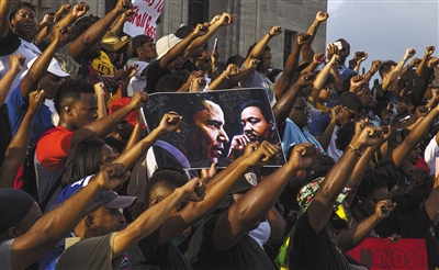 7月9日，美國路易斯安那州首府巴吞魯日，當地民眾遊行示威，抗議警察槍殺非裔男子斯特林。 圖/視覺中國