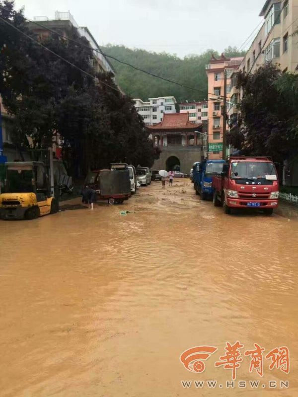 柞水降大暴雨水漫县城 路面水流湍急没过成人脚脖子(组图)