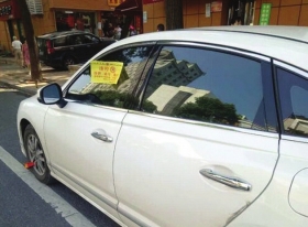 违停要锁车8小时女车主急了 律师:无法律依据