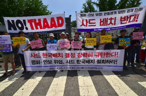 反战民众8日在韩国国防部外举行集会，抗议在韩部署“萨德”系统。（图片来源：法新社）