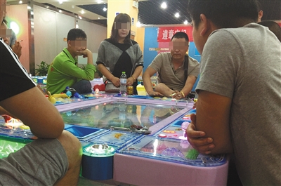 6月28日,回龙观西大街某游戏机厅,几名男子正坐在捕鱼机前,每把输赢至少数千块。 新京报记者 彭子洋 摄