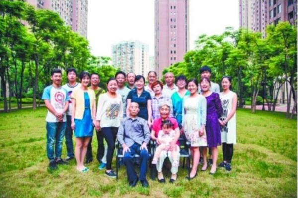 铁路世家谢贤武三代人的全家福