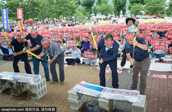 韩国爆发大规模反萨德示威 首尔市民举牌静坐(图)