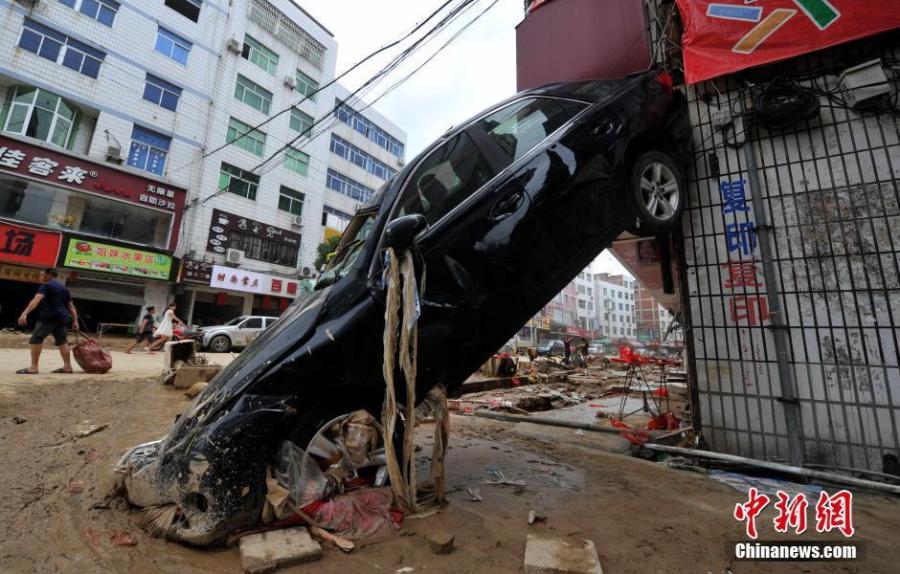 台风重灾区厂房被夷为平地(组图)7月11日,福建省闽清县坂东镇一工厂