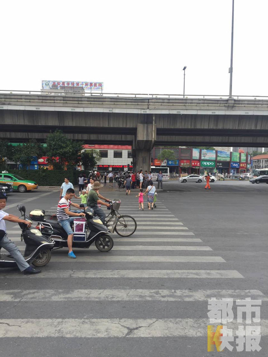 【组图】西安老人土门十字过马路被抢黄灯公交