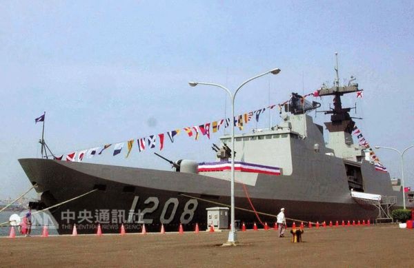 台湾海军"康定级"巡防舰