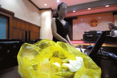 原告在法庭上展示从其体内取出的硅胶假体。京华时报记者赵思衡摄
