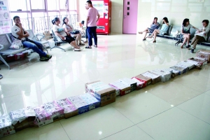 妊妇和家眷在纸盒旁守着 当代快报/ZAKER南京记者 徐洋 摄