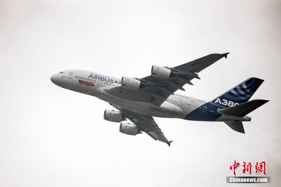 资料图：空客A380掠过机场上空。中新社发 龙宇阳 摄