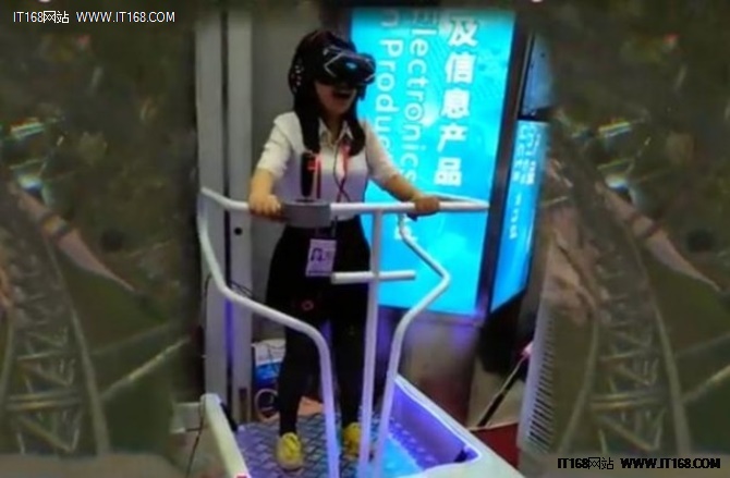 一名用户在体验VR模拟器
