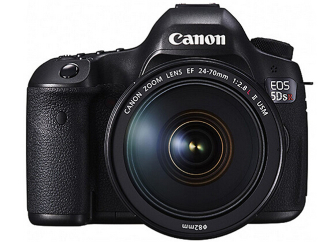 从外观来看，佳能5Ds R和现款的EOS 5D Mark III的造型基本一致，机身上的按钮位置设计也和现款的5D3非常近似。可以说是一台可以让佳能用户无障碍过度使用的全新全画幅单反，而在加上那块让人期待已久的5000万像素级的全画幅传感器，这款佳能的重量级产品着实让人期待。