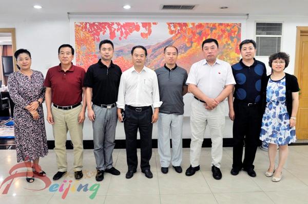 7月7日，市旅游委召开欢送援青援藏干部座谈会，欢送执行北京市第三批援青和第八批援藏任务的闻阳、王希梁两位同志进青进藏挂职锻炼。委党组书记、主任宋宇,副书记、副主任于德斌，委员邹伟南和职能部门主要负责人参加了此次座谈会。