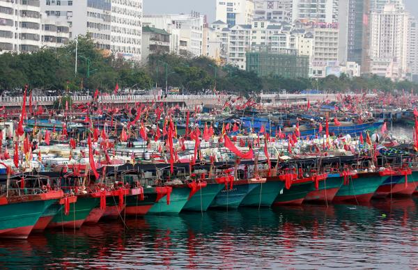 停泊在海南三亚的渔船。 东方IC 资料图
