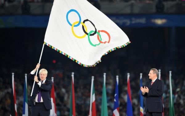 鲍里斯作为市长代表伦敦在北京奥运会闭幕式上接过奥运旗帜.
