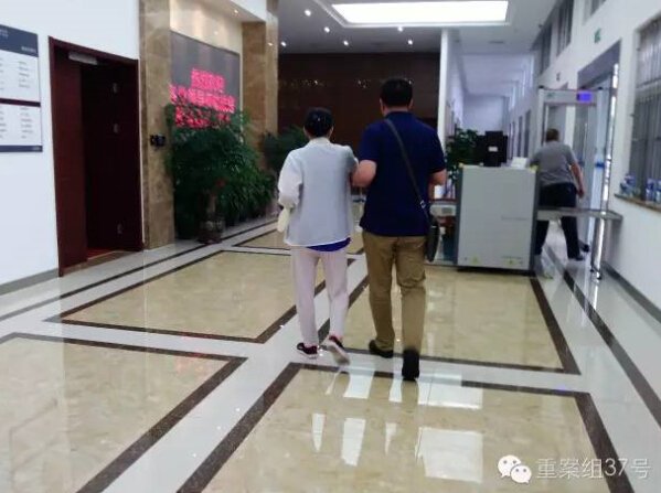 一名患者被家人扶持着来到法庭。由于成绩气体,很多患者由于眼睛的成绩,一小我都无奈外出。新京报记者 谷岳飞 摄
