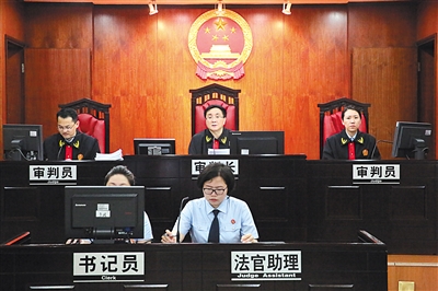 7月6日,广州市中院,法官助理首次出现在法庭上