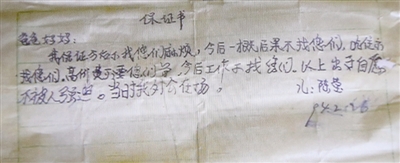 37岁的陈莹倒在租借房茅厕内被伴侣发觉,紧迫送往病院急救,但他已不可救药,惟一能联络的家人只需在故乡乐至县的父亲陈世伟,不外,陈父却不肯返回成都见儿子末了一壁(成都商报7月12日曾报导)。7月13日,在陈莹伴侣劝告下,陈世伟终究决议来成都看垂青病的儿子。但就在他做出这个决议的一小时前,陈莹已病逝。当晚,陈世伟去省病院东病区打点了儿子的尸体手续,并于昨天上午将尸体火葬后带回了乐至故乡。