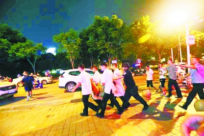 本报讯（记者姚传龙）昨天晚上9点19分，武汉市红十字会医院（原武汉第十一医院）发生劫持人质事件，一名年轻女护士遭到一名中年男子劫持，警方接到报警后迅速赶到现场，经过2小时的谈判和周旋，特警装扮成医生空手夺刀，成功将人质解救。