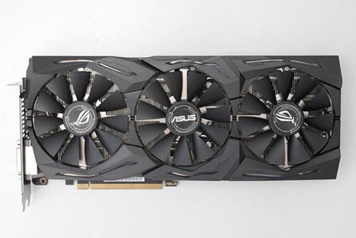 华硕 ROG STRIX GeForce GTX 1080显卡采用华硕独家DirectCU III热管直触三风扇散热技术，三枚9cm直径的刀锋静音风扇，专利的叶片造型可以为显卡提供更大的气流和更强的气压带来强劲风力，无惧炎炎夏日！同时还具备4根8mm热管和1根6mm热管直接和GPU芯片接触，将热量快速传导到大面积散热鳍片上。在供电和显存部位贴有导热垫，辅助这些元器件散热。此外，该风扇同样拥有风扇智能启停技术，风扇根据GPU负载和温度来自由启停，在低负载时可以实现完全静音。