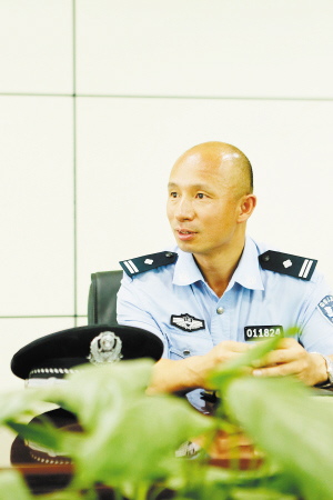 医生转行当警察,张志勇沿用"望闻问切 "在社区开展工作 这个社区民警