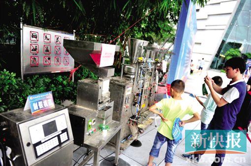 广州市公安局向市民宣传普及食品药品安全常识和识假辨假方法。图为制造假药的机器。新快报记者 孙毅/摄