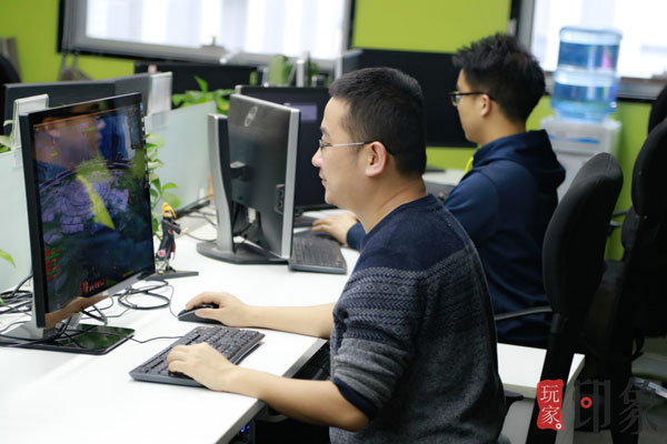 当时他在网吧连续呆了一周吃住都在网吧家里人到处都找不到他.