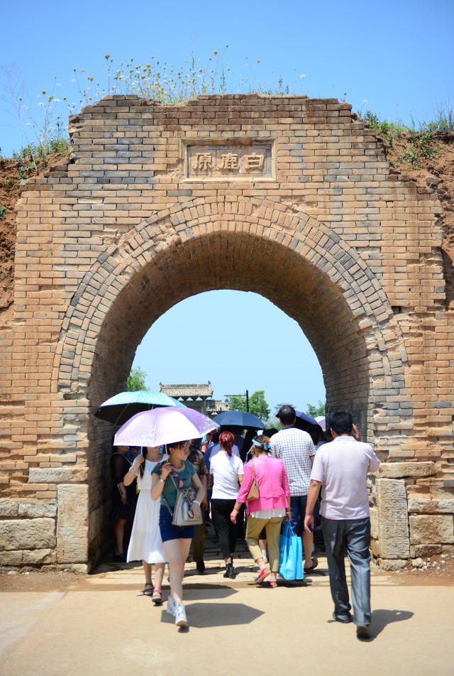 7月16日,游客在白鹿原影视城中的"白鹿村"内参观游览.