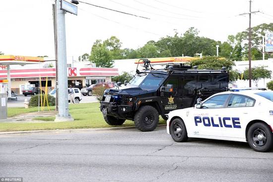 美国路易斯安那州首府巴吞鲁日7月17日上午发生一起枪击袭警事件，造成3名警察死亡、数人受伤。警察和特警赶往现场警戒。