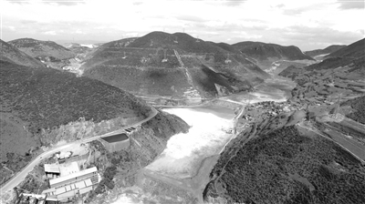 省昆明市东川区因民镇老来红选矿厂附近的山谷,多个尾矿库层层叠叠