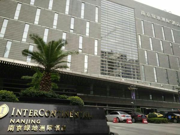 绿地洲际酒店大门。