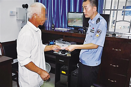 民警將追回的錢還給冉大爺 重慶鐵路公安供圖