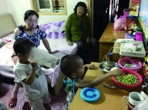 两个孩子和妈妈、奶奶住在一起