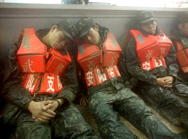 此刻已经在雨中坚持五个小时连续救援的武警官兵已经累蒙圈了,只能