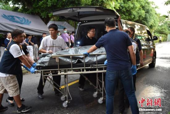 7月19日，一輛載有大陸旅行團的遊覽車在台灣桃園遭遇嚴重車禍，致包含24名大陸游客在內的26人罹難。目前，檢察官已完成取證，26具罹難者遺體已被送至中壢殯儀館。 中新社記者 徐冬冬 攝 視頻：台灣遊覽車撞護欄起火逃生門被卡 26人罹難 來源:央視新聞