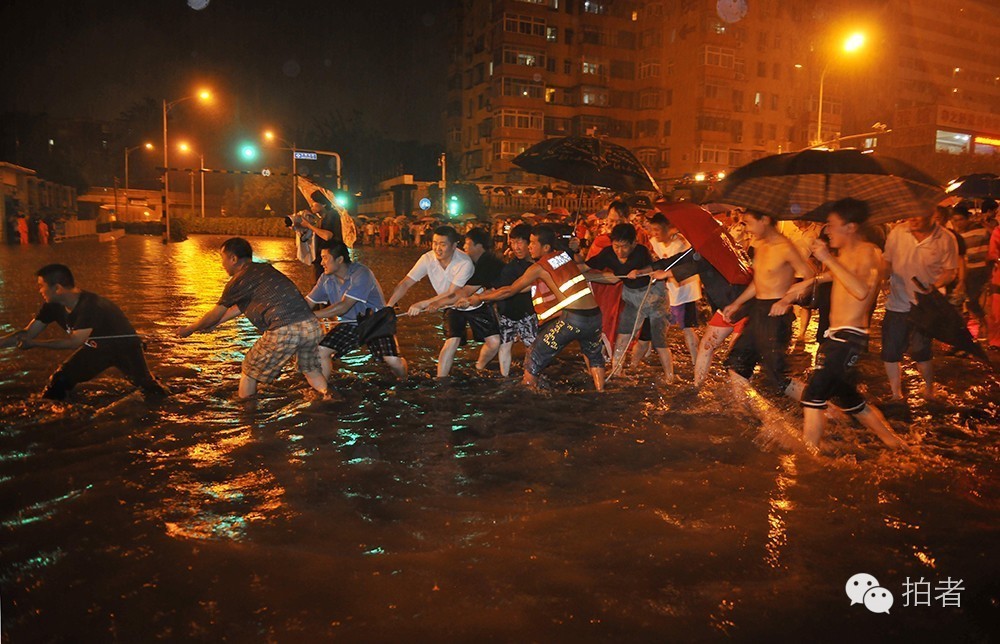 2012年7月21日晚,东城区广渠门桥下,正在拖淹没在4米深中的车,水的