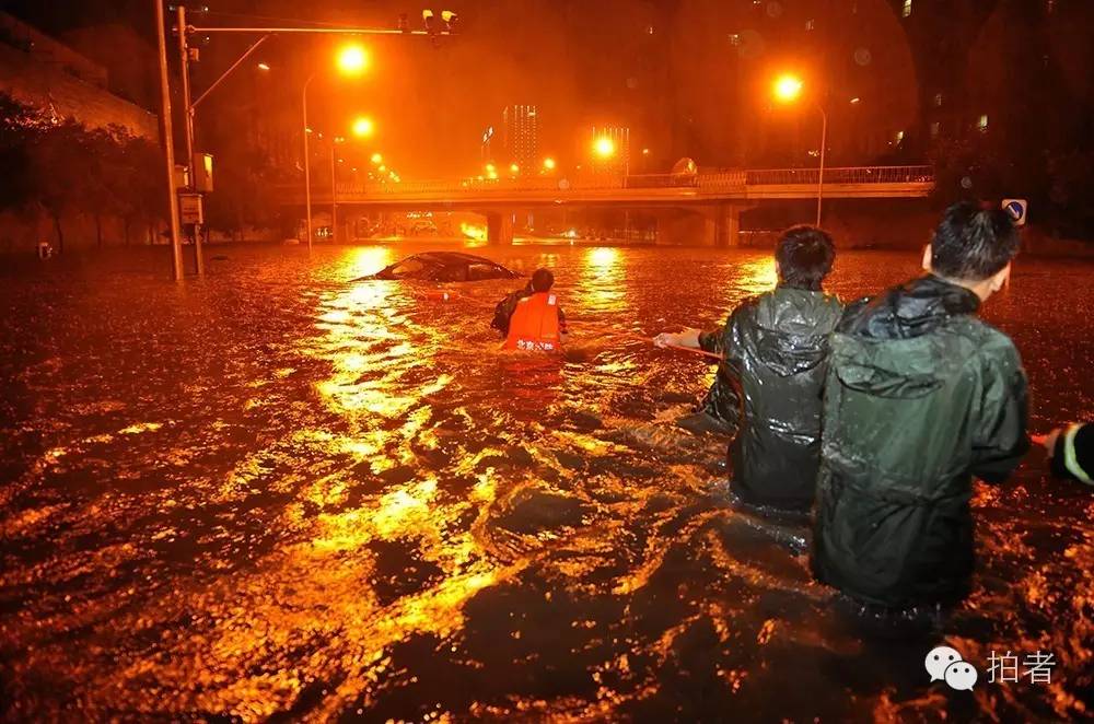 2012年7月21日晚,广渠门桥下,消防官兵用绳索拖拽从水底找到的车辆.