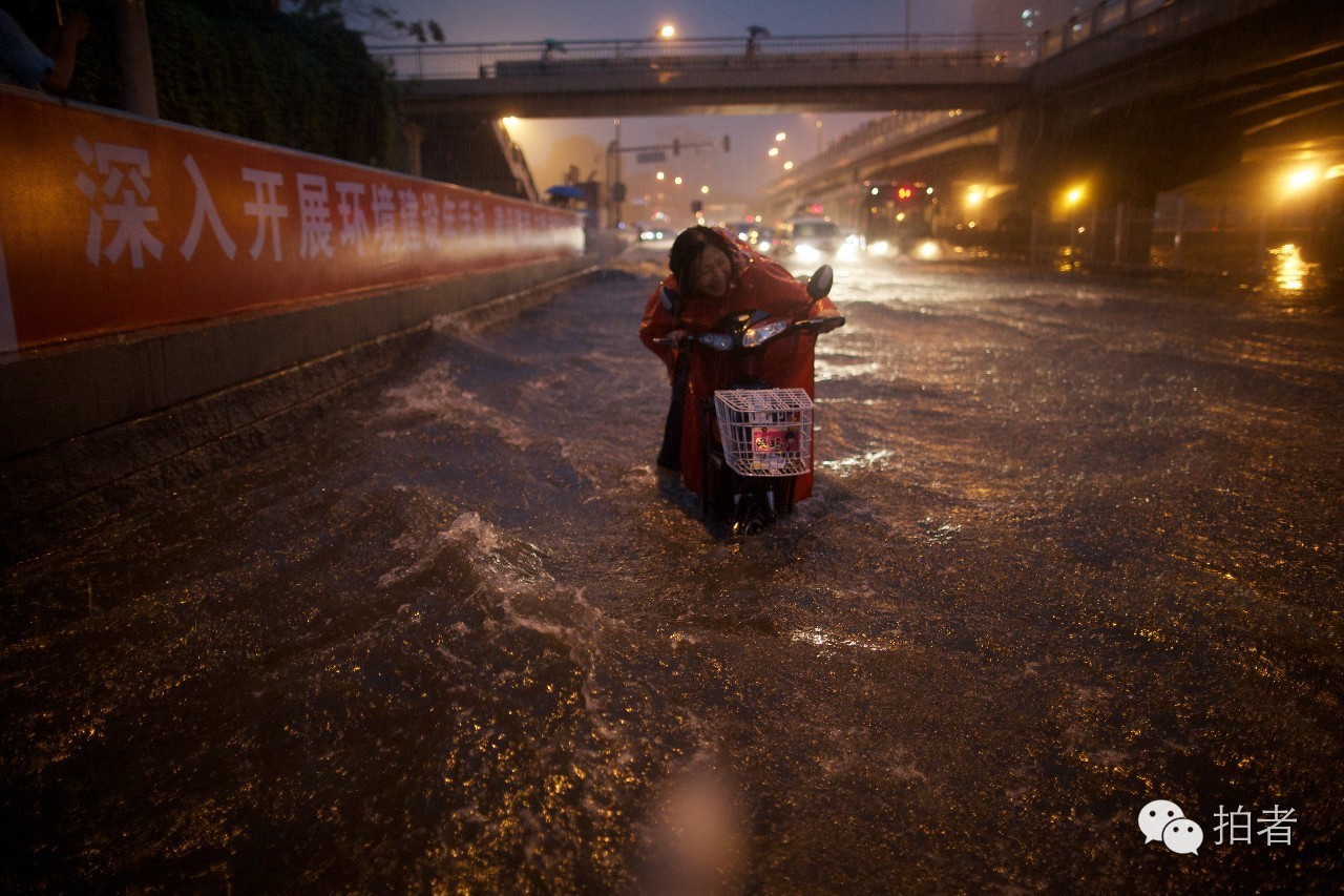 暴雨围城 记者一线全景直击北京最险积水点