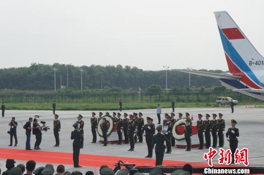 图为中国赴南苏丹维和遇袭伤亡人员回国迎接仪式在郑州新郑国际机场举行。 韩章云 摄