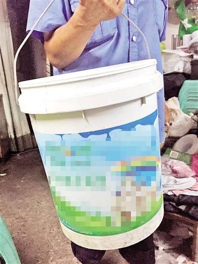 据理解,小女孩溺水身亡的那是这种桶,口径约30公分,高约40公分。