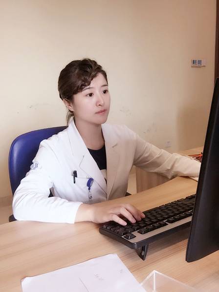 推送的内容其实很简单,简单的几句介绍,接着就是19张各种角度、各种状态下的陈易馨的照片,标题也是简单粗暴的《这个女医生的颜值逆天了!》,一改它往日的严肃风格。